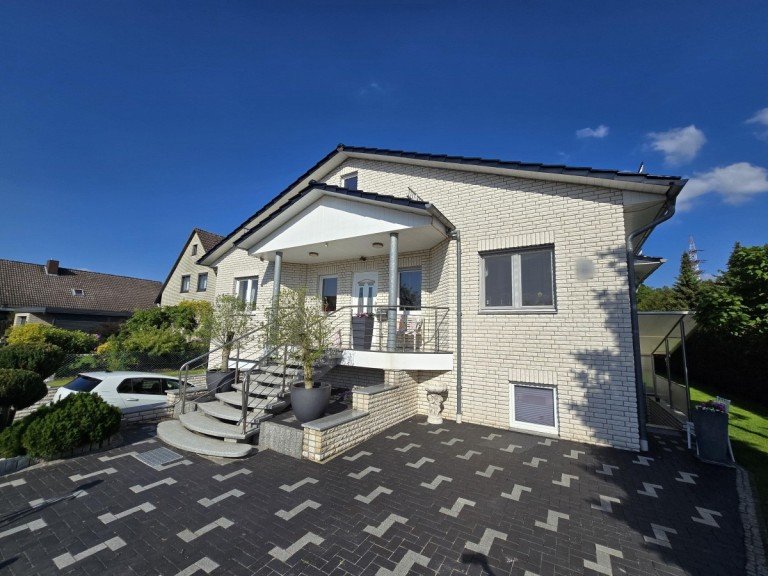 Stra�enansicht Gifhorn Einfamilienhaus Gifhorn: Exklusives EFH mit eigenem Poolhaus