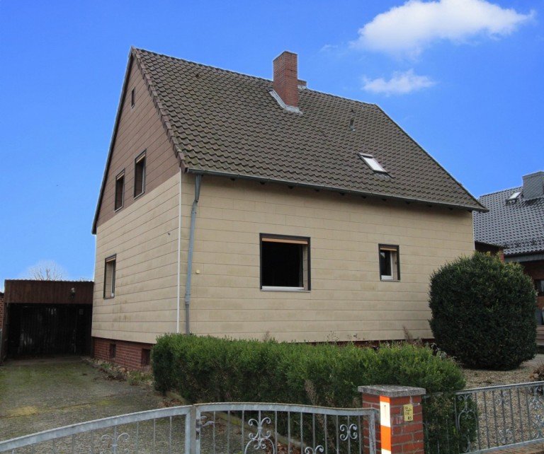 Garagenzufahrt Wasb�ttel Einfamilienhaus Viel Platz f�r einen Neubau in Wasb�ttel: Einfamilienhaus als Abrissobjekt