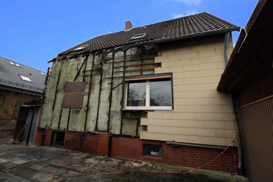 R�ckseite mit Brandschaden Einfamilienhaus Wasb�ttel